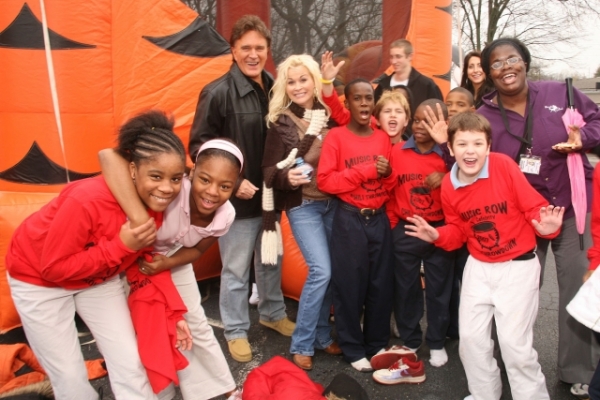 T.G. Sheppard, Lorrie Morgan, Murrell School Students